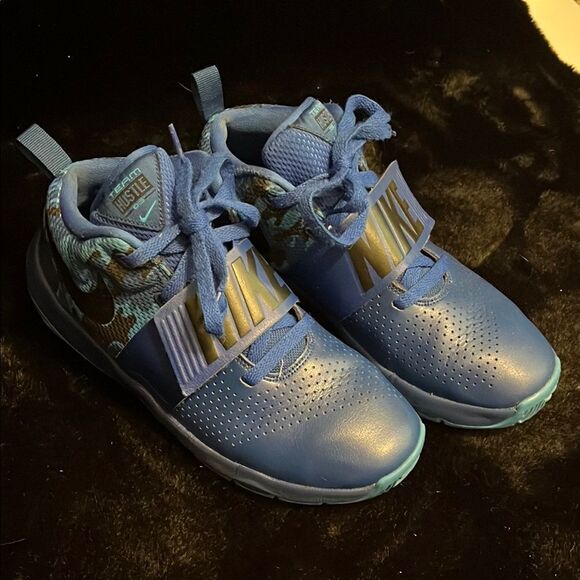 Nike Team Hustle Zoom Freak Basketball Shoes - Picture 1 of 9